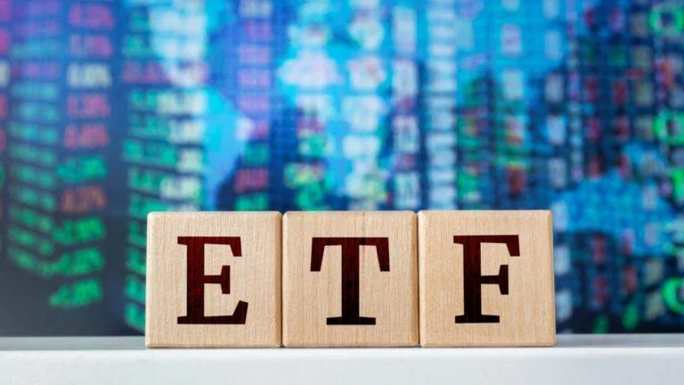 Bitcoin Price Holds $82K as Blackrock Leads ETF Rebound